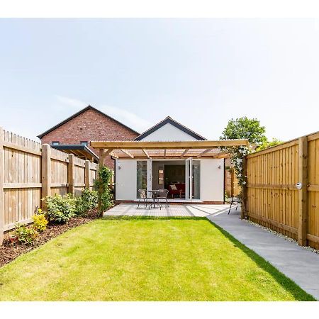 Charming Chester Studio With Private Garden & Free Parking Exterior foto
